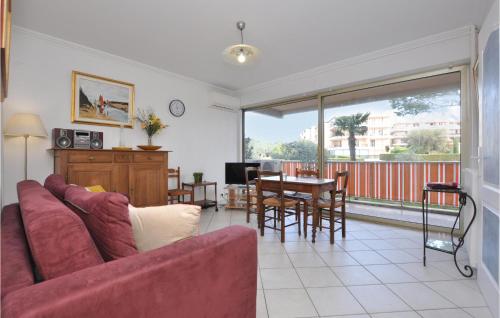 un salon avec un canapé et une table dans l'établissement 1 Bedroom Amazing Apartment In Antibes, à Antibes