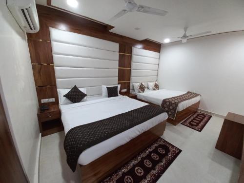 Tempat tidur dalam kamar di Hotel The Rich Grand Agra