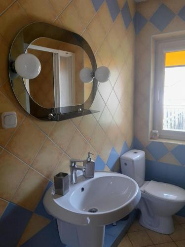 W łazience znajduje się umywalka, lustro i toaleta. w obiekcie Adamowo w mieście Uherce Mineralne (7)