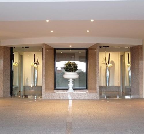 - un hall avec un grand vase et une plante dans l'établissement Résidence de luxe Sun Paradis, Studio terrasse, vue Mer Piscine, à Cannes