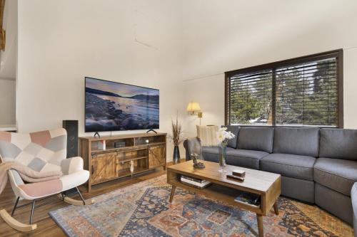 een woonkamer met een bank en een tv bij 2169-Whispering Forest Chalet chalet in Big Bear City