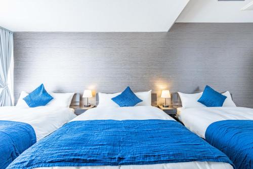 大阪市にあるART NAMBA HIGASHI 2Fの青と白の部屋のベッド2台