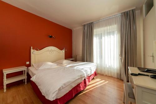 Postel nebo postele na pokoji v ubytování Hotel Majestic Alsace - Strasbourg Nord