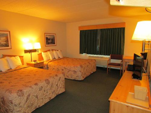 Katil atau katil-katil dalam bilik di Shell Lake Lodge, a Travelodge by Wyndham