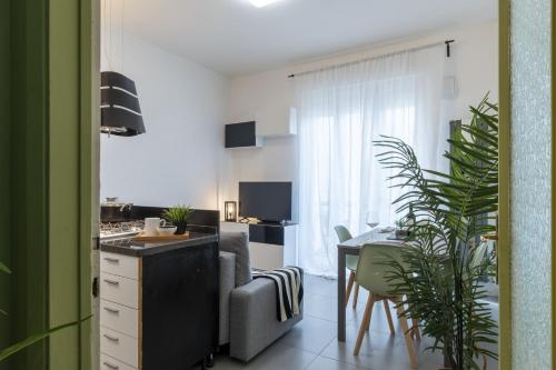 uma sala de estar com uma cozinha e uma sala de jantar em Aeroporto - Modern Apartment em Florença