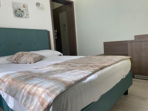Postel nebo postele na pokoji v ubytování Hotel Lago di Como