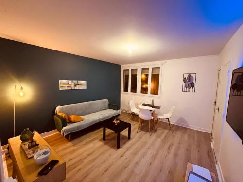 un soggiorno con divano e tavolo di Appartement Prestige - Amiens ad Amiens