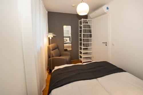 เตียงในห้องที่ Rooftop cozy apartment near innerstadt with AC
