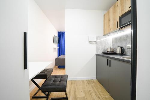 a small kitchen with a chair and a table at Апартаменти MYFREEDOM поруч із метро Чернігівська in Kyiv