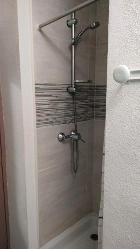 une douche avec une porte vitrée dans une salle de bain dans l'établissement Capnaturiste8, au Cap d'Agde