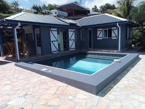 Kolam renang di atau dekat dengan AWMONY'KAZ, Gite à Trois-Rivières GUADELOUPE
