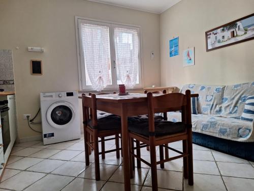 羅西尼亞諾蘇威的住宿－Appartamento Caletta，一间厨房,里面配有桌椅
