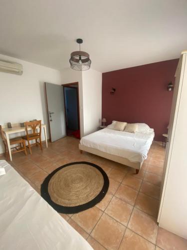 um quarto com uma cama e uma mesa em Chez Dume em Santa-Lucia-di-Tallano