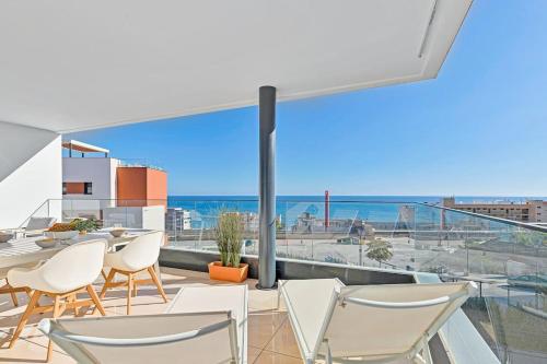 Apartment with big pool and close to beach!