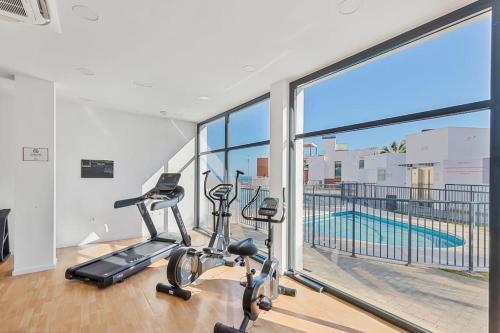 Apartment with big pool and close to beach!