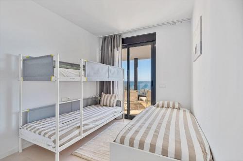 Apartment with big pool and close to beach!