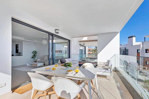Apartment with big pool and close to beach!