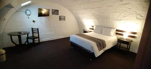 um quarto com uma cama, uma mesa e cadeiras em APARMENT SAMANA HOUSE AREQUIPA em Arequipa