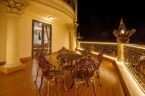 a dining room with a table and chairs at TRÍ TÂM HOTEL - Khách sạn TRÍ TÂM Bến Lức in Bến Lức