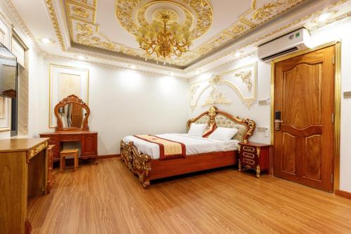 a bedroom with a bed and a chandelier at TRÍ TÂM HOTEL - Khách sạn TRÍ TÂM Bến Lức in Bến Lức