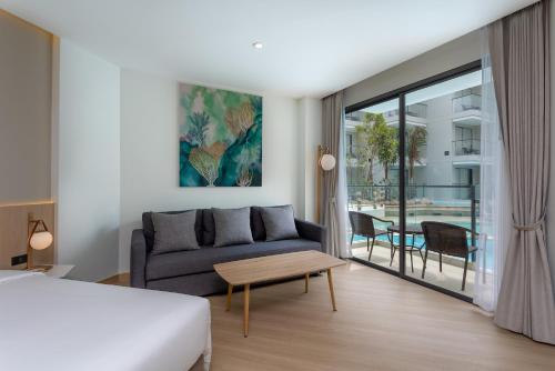 Postel nebo postele na pokoji v ubytování Phuket Emerald Beach Resort