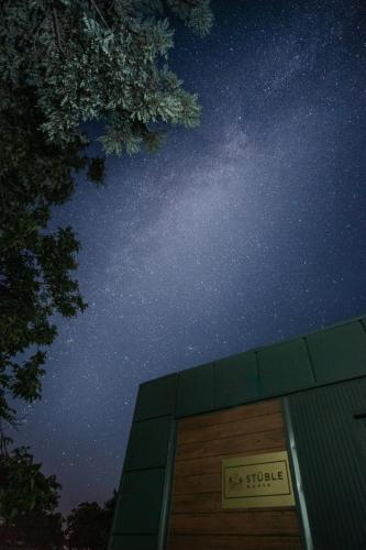a starry sky above a building at night at Stüble Kabinok in Somogyhárságy