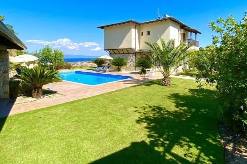 The swimming pool at or close to Villa Oceanview Vicky