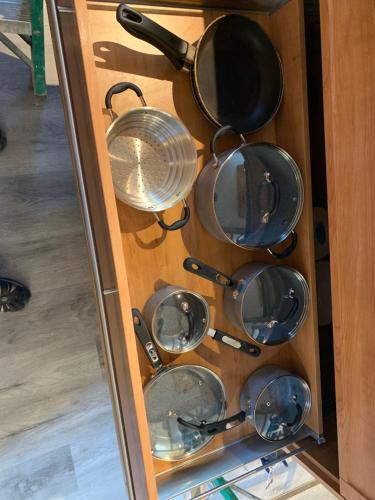 a drawer with many pots and pans in it at Appartement Mont Édouard, Hébergement paisible à la montagne in LʼAnse-Saint-Jean