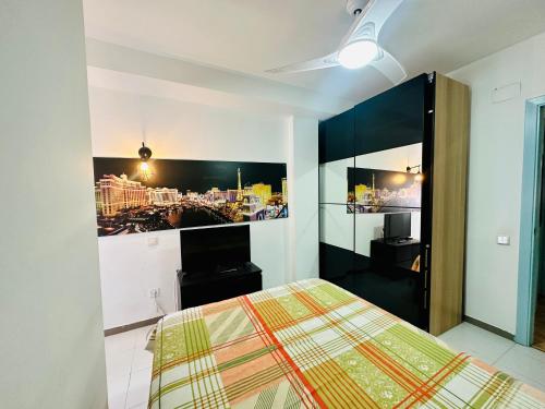 ein Schlafzimmer mit einem Bett und einem Bild an der Wand in der Unterkunft Habitación in Madrid