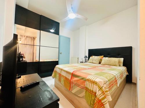 ein Schlafzimmer mit einem Bett und einem Tisch darin in der Unterkunft Habitación in Madrid