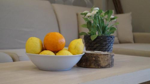 a bowl of oranges and lemons on a table at Toroni Pearl in Toroni