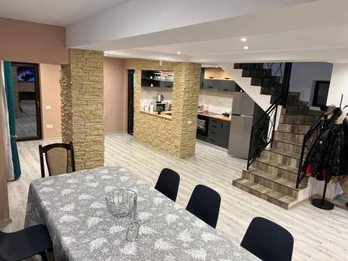 Η κουζίνα ή μικρή κουζίνα στο Casa TimEva Azuga
