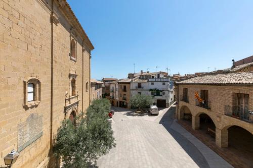 an empty alley in a city with buildings at Apartamentos Vino Tinto y Restaurante Tomate Rosa in Adahuesca