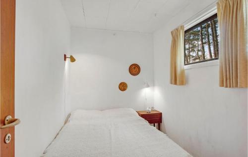 um quarto branco com uma cama e uma janela em Lovely Home In Store Fuglede With Kitchen em Store Fuglede
