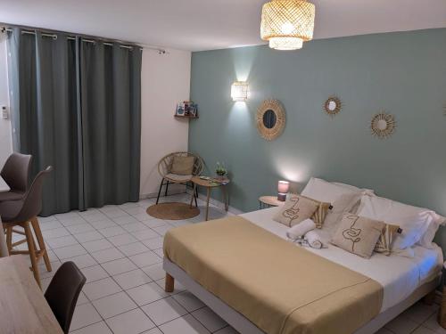 um quarto com uma cama e uma cadeira em Topaze Pei - T1 - 2 personnes em Saint-Denis