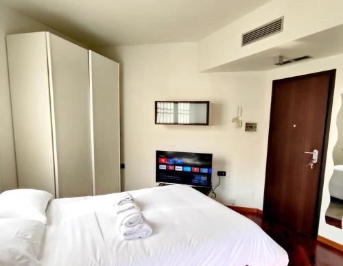 Apartment with Exclusive terrace in Milano Downtown Shopping Area with AC,Wifi,Subway M1 M2 and Self Check In