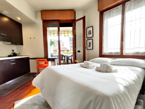 Apartment with Exclusive terrace in Milano Downtown Shopping Area with AC,Wifi,Subway M1 M2 and Self Check In