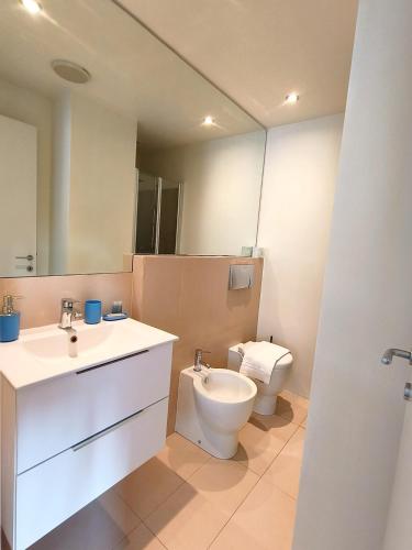 Apartment with Exclusive terrace in Milano Downtown Shopping Area with AC,Wifi,Subway M1 M2 and Self Check In