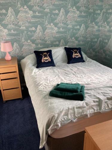 - une chambre avec un lit et un mur avec des montagnes dans l'établissement Holiday Home in Cardiff which sleep 5 and we try and make it a home from home, à Cardiff