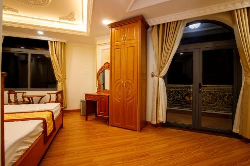 a hotel room with a bed and a mirror at TRÍ TÂM HOTEL - Khách sạn TRÍ TÂM Bến Lức in Bến Lức