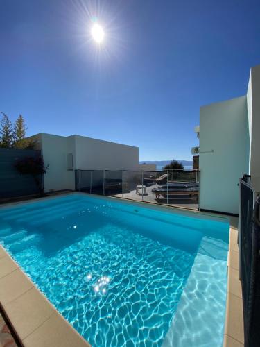 uma piscina com água azul numa casa em Villa cote plage em Ajaccio