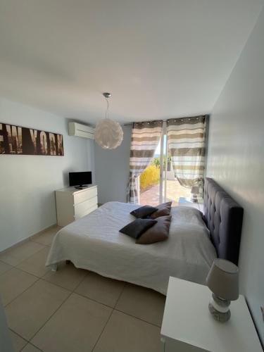 - une chambre avec un grand lit et une fenêtre dans l'établissement Villa cote plage, à Ajaccio