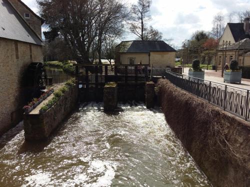 a small canal of water in a city at Le Castel Guesthouse in Bayeux