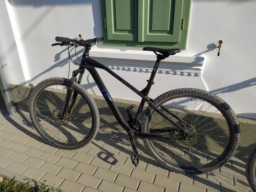 a black bike parked in front of a building at Stüble Kabinok in Somogyhárságy