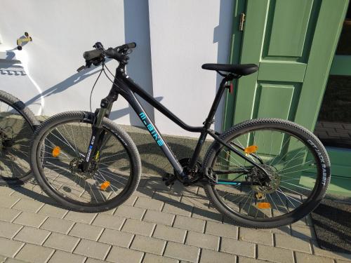 a black bike parked next to a building at Stüble Kabinok in Somogyhárságy