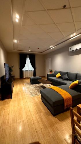 sala de estar amplia con sofá y cama en ماربيلا en Al Khobar
