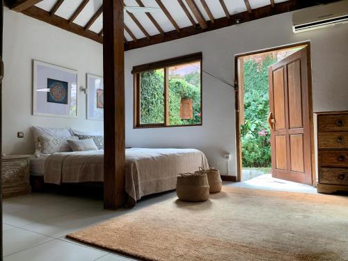 une chambre avec un lit et une grande fenêtre dans l'établissement Quiet 3 BR-3 bathroom villa in heart of Canggu, à Canggu