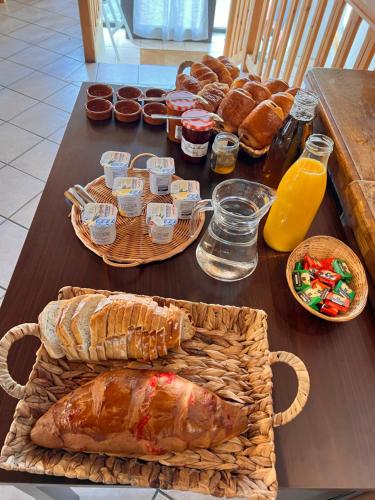 อาหารเช้าซึ่งให้บริการแก่ผู้เข้าพักที่ Le relais de Chadeleuf