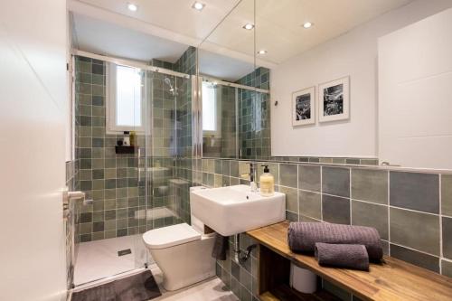 uma casa de banho com um lavatório, um WC e um espelho. em SB2 - Apartamento moderno 2 dormitorios, 4º sin ascensor, muy céntrico em Zaragoza