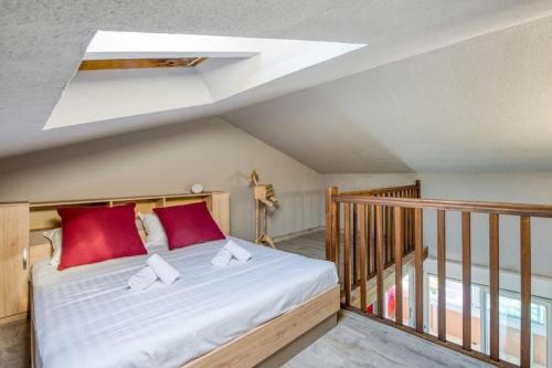 - une chambre avec un lit doté d'oreillers rouges dans l'établissement Mer et Plage YourHostHelper 2 étoiles, à Cannes